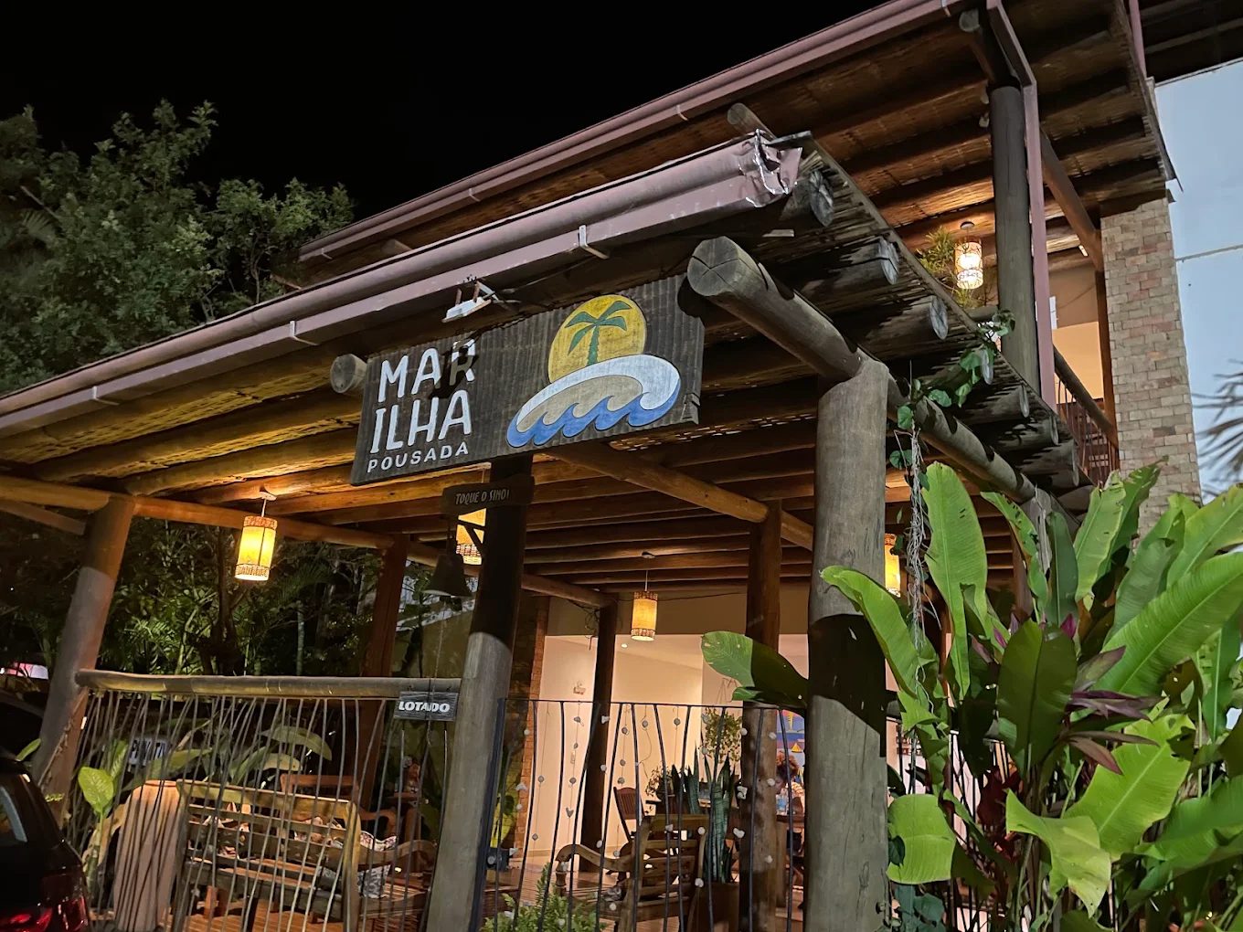 Entrada da pousada iluminada à noite